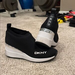 DKNY size 8.5 heeled black sneakers w silver trim
